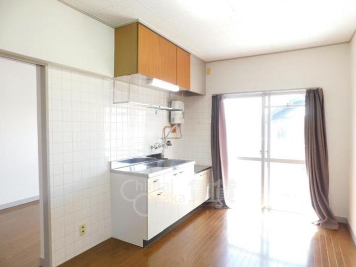 大阪府箕面市瀬川1丁目の賃貸マンションの居間
