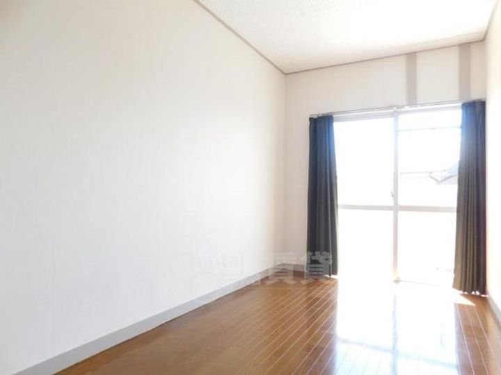 大阪府箕面市瀬川1丁目の賃貸マンションの居間