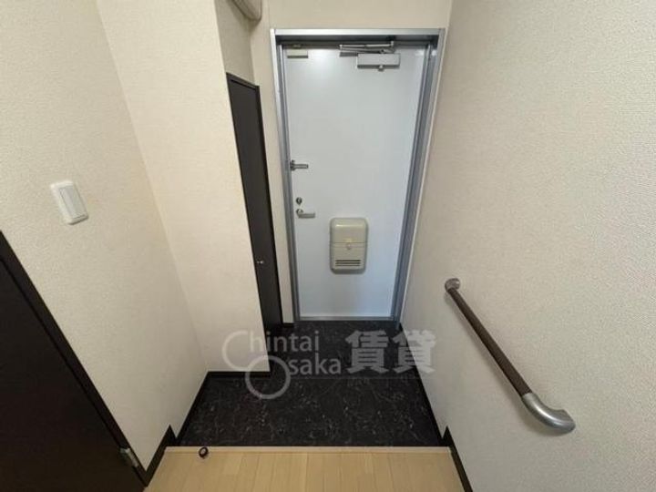大阪府豊中市宝山町の賃貸アパートの玄関