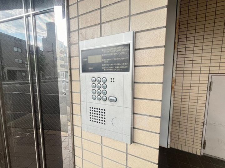 光陽川西マンションの玄関