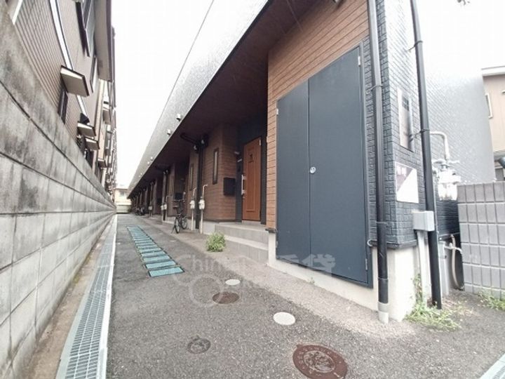 兵庫県川西市中央町の賃貸アパートの玄関