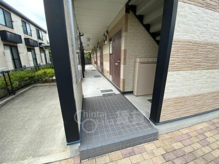 大阪府池田市豊島北2丁目の賃貸アパートの玄関