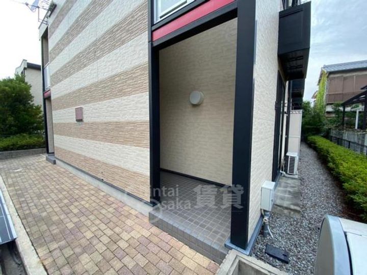 大阪府池田市豊島北2丁目の賃貸アパートの玄関