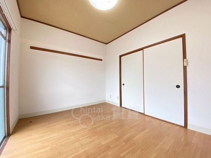 アライビルの居間