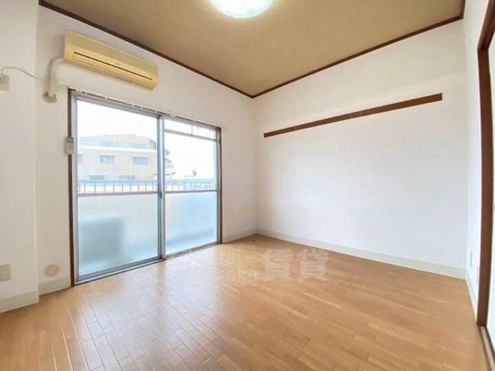 アライビルの居間