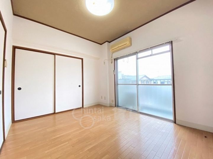 アライビルの居間