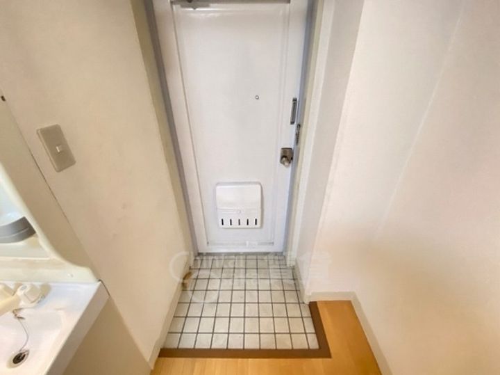 アライビルの玄関