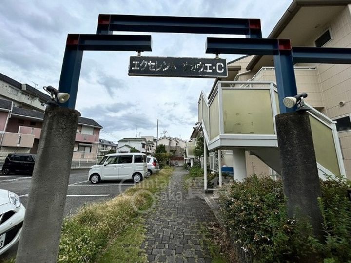 エクセレントサカウエC棟の玄関