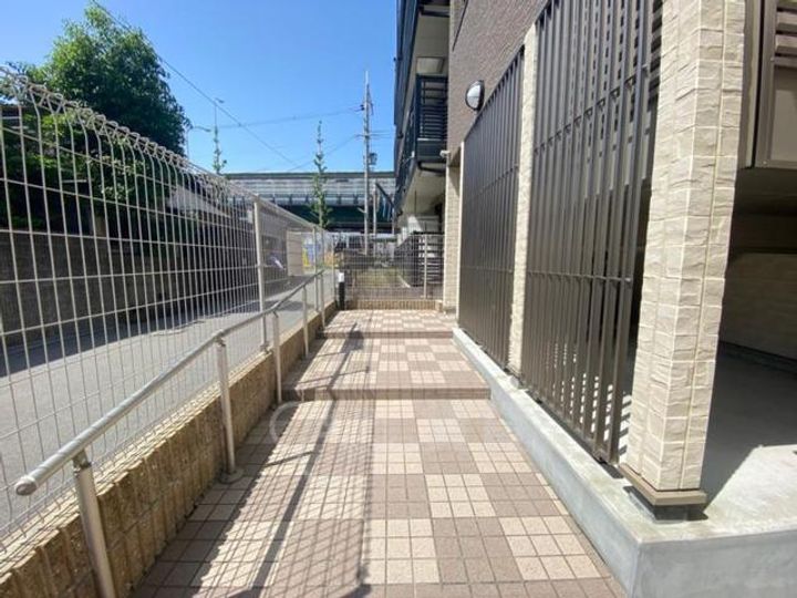 クレイノ浪華6の玄関