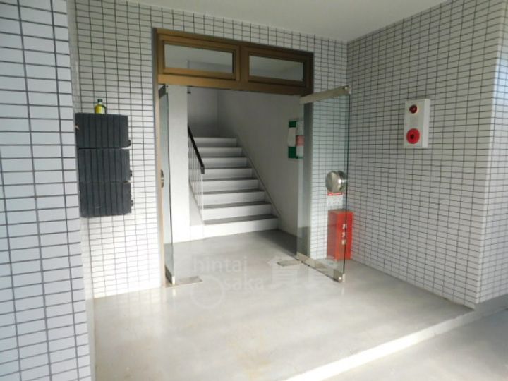 マナスハイツの玄関