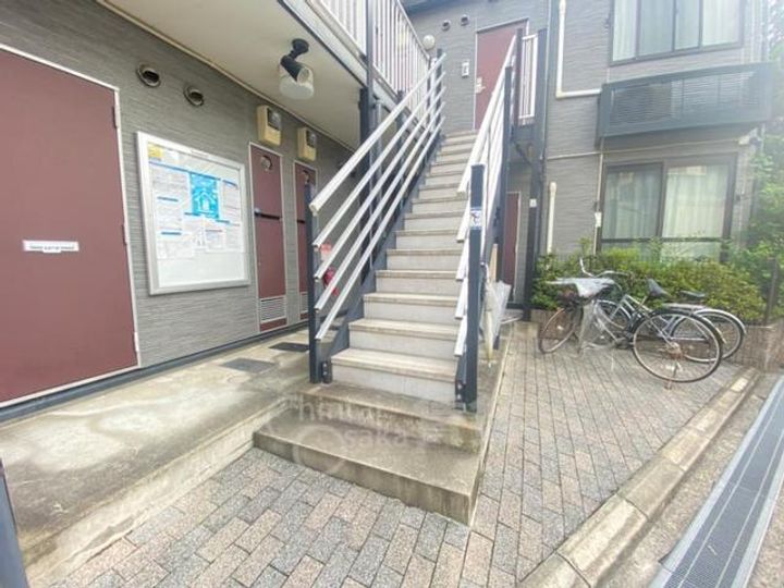 レオパレスドミールブラシェの玄関