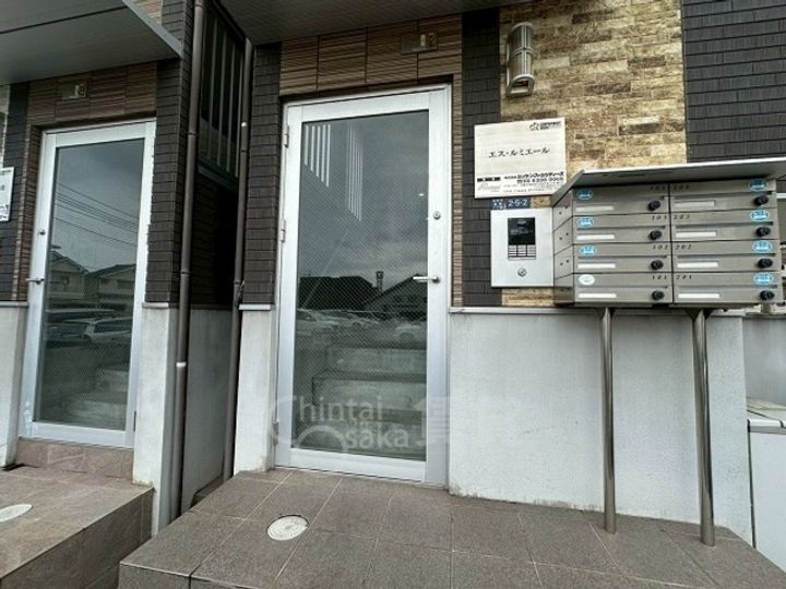 エス・ルミエールの玄関