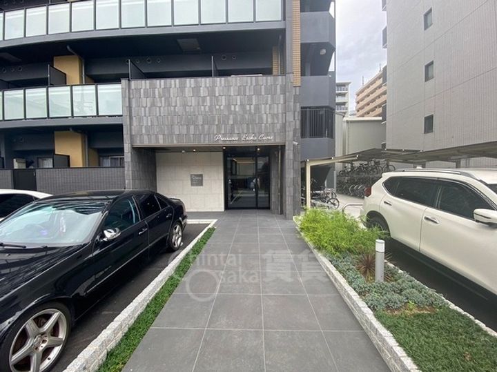 プレサンス江坂クォーレの玄関