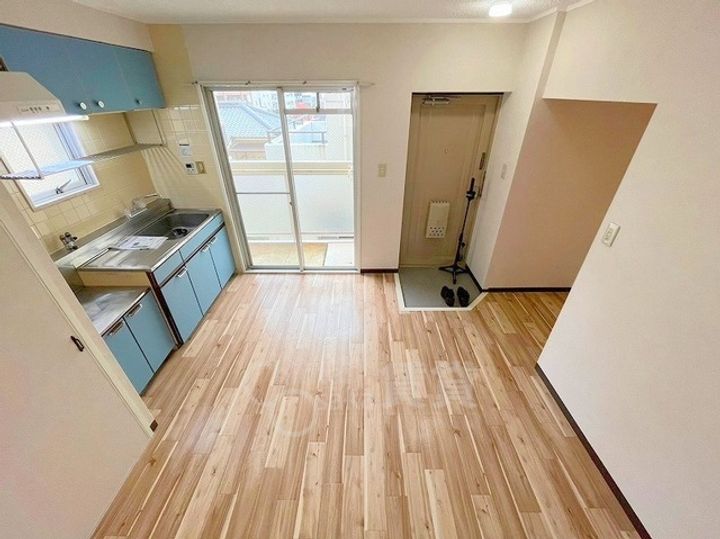 東和マンションの居間