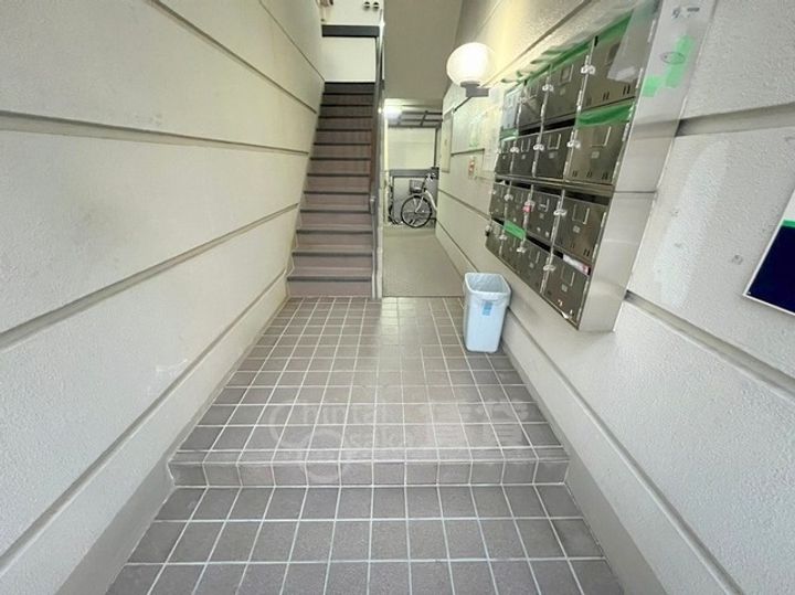 東和マンションの玄関