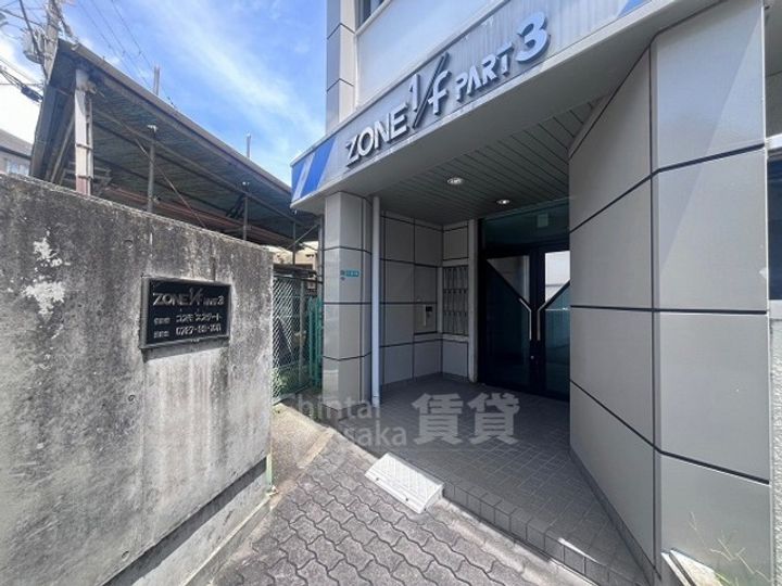 兵庫県川西市花屋敷山手町の賃貸マンションの玄関