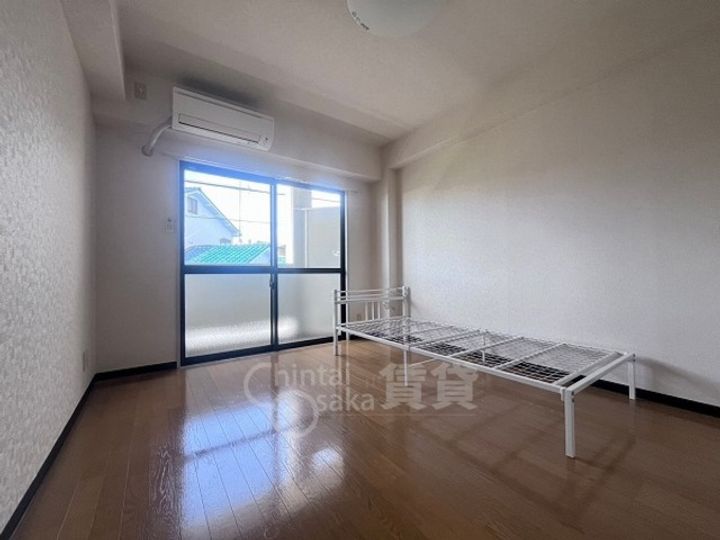 兵庫県川西市花屋敷山手町の賃貸マンションの居間