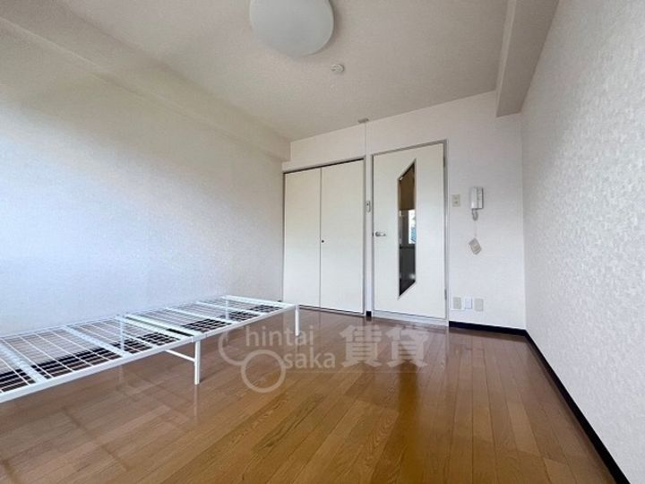 兵庫県川西市花屋敷山手町の賃貸マンションの居間