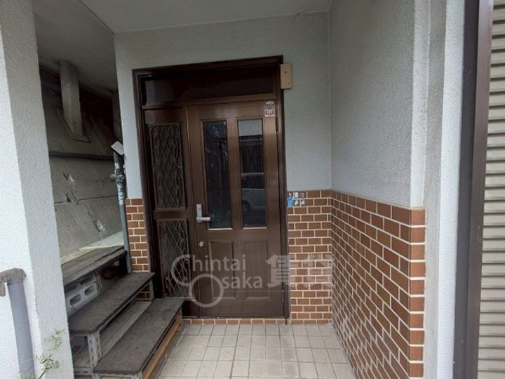 兵庫県川西市久代2丁目(一戸建)の賃貸物件の玄関
