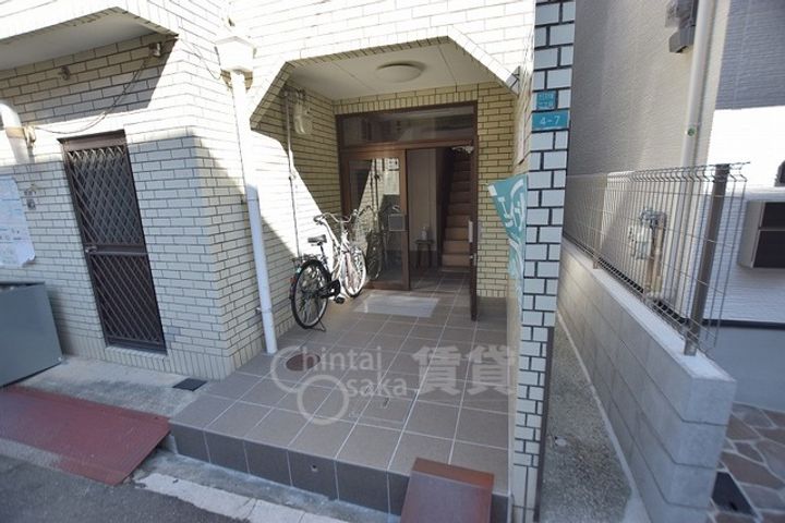 大阪府大阪市淀川区十三元今里2丁目の賃貸マンションの玄関