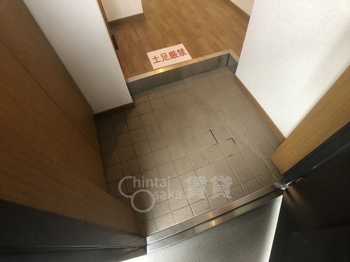 大阪府大阪市淀川区東三国3丁目の賃貸マンションの玄関