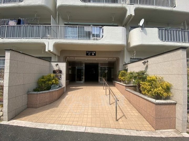ローズコーポ千里C棟の玄関