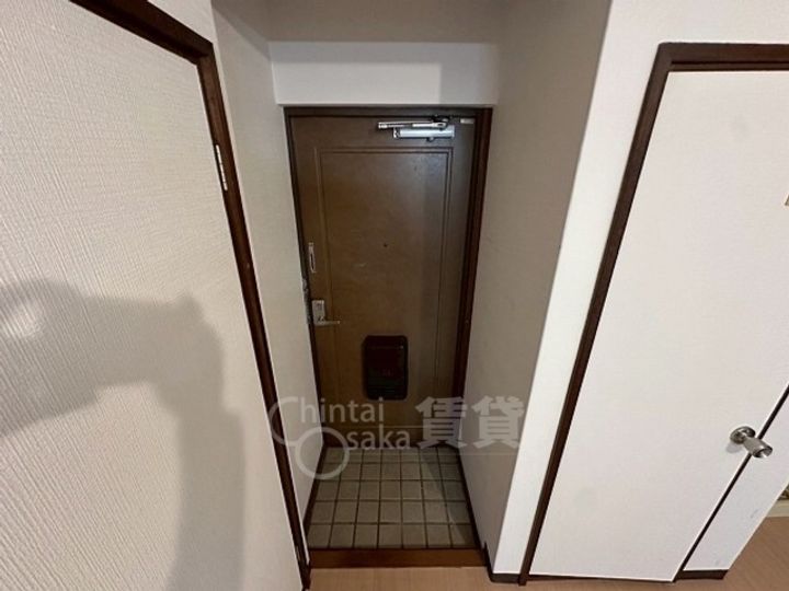 大阪府吹田市片山町4丁目の賃貸アパートの玄関
