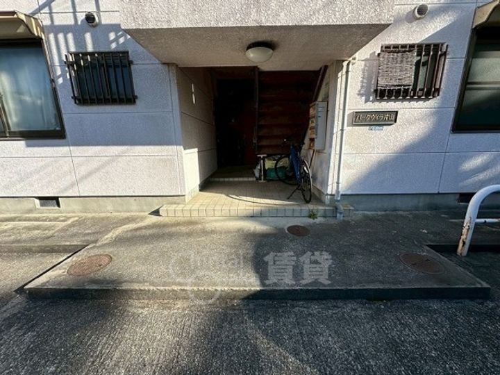 大阪府吹田市片山町4丁目の賃貸アパートの玄関