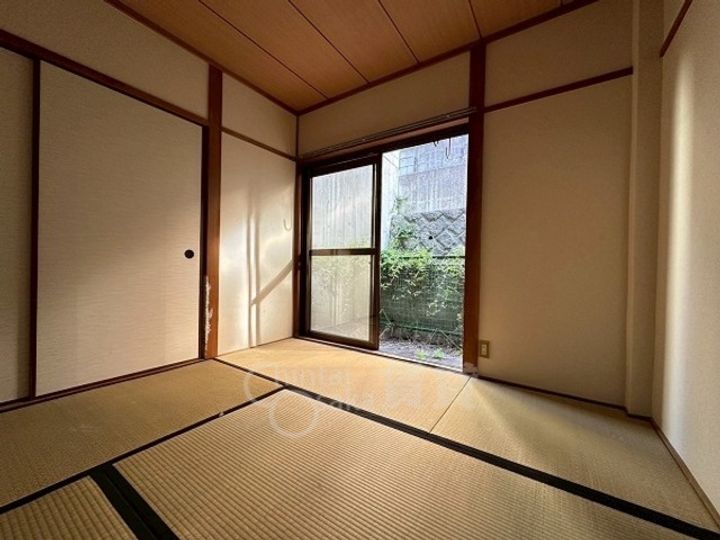 大阪府吹田市片山町4丁目の賃貸アパートの居間