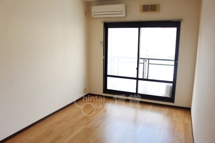 ヴィラージュみのおAの居間