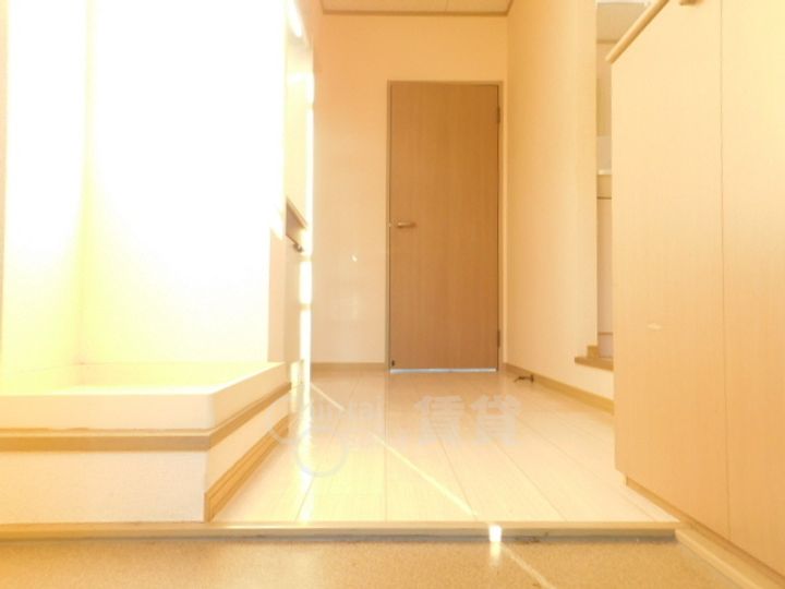 兵庫県川西市南花屋敷1丁目の賃貸アパートの玄関