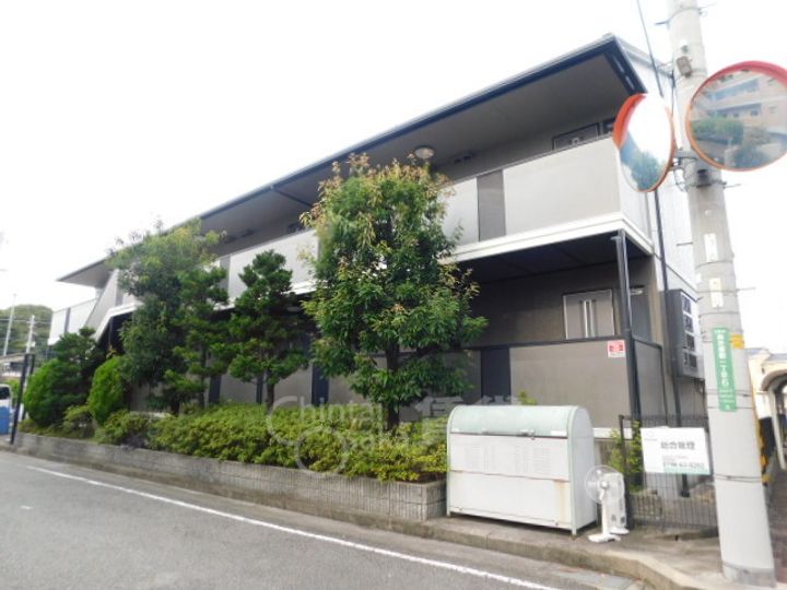 兵庫県川西市南花屋敷1丁目の賃貸アパートの外観