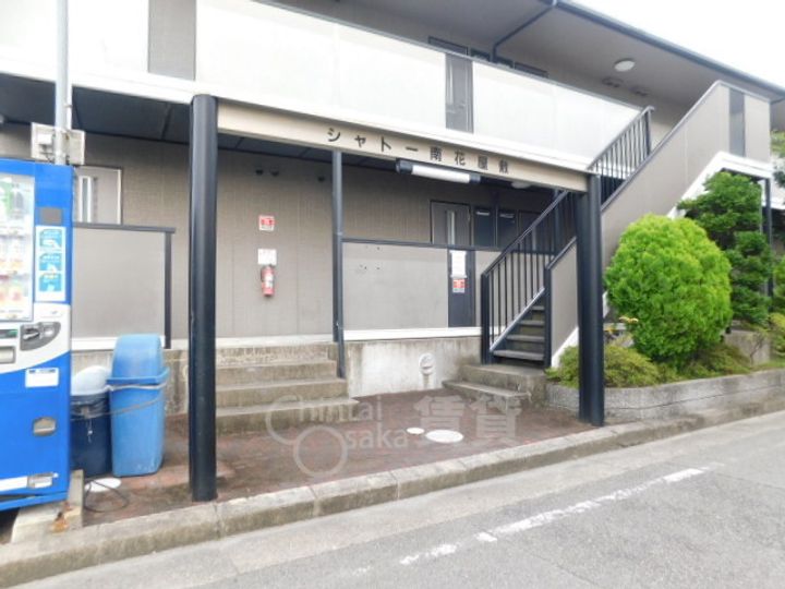 兵庫県川西市南花屋敷1丁目の賃貸アパートの玄関