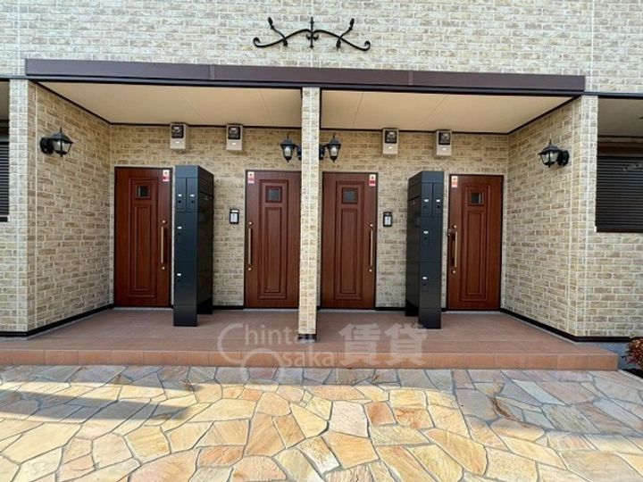 大阪府吹田市山田東3丁目の賃貸アパートの玄関