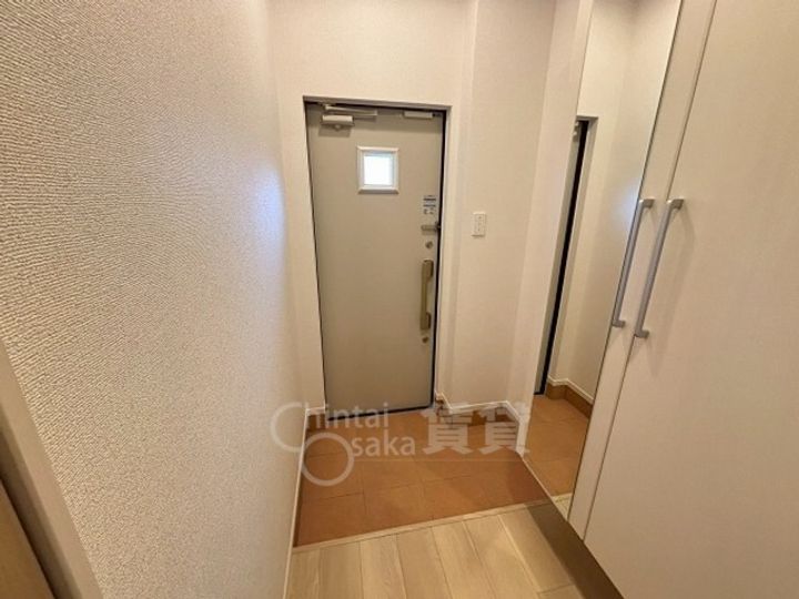 大阪府吹田市山田東3丁目の賃貸アパートの玄関