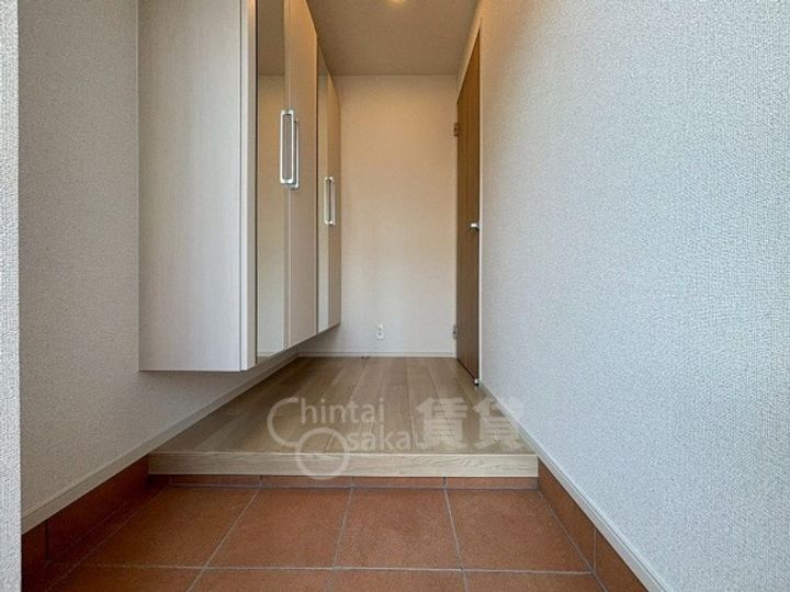 大阪府吹田市山田東3丁目の賃貸アパートの玄関