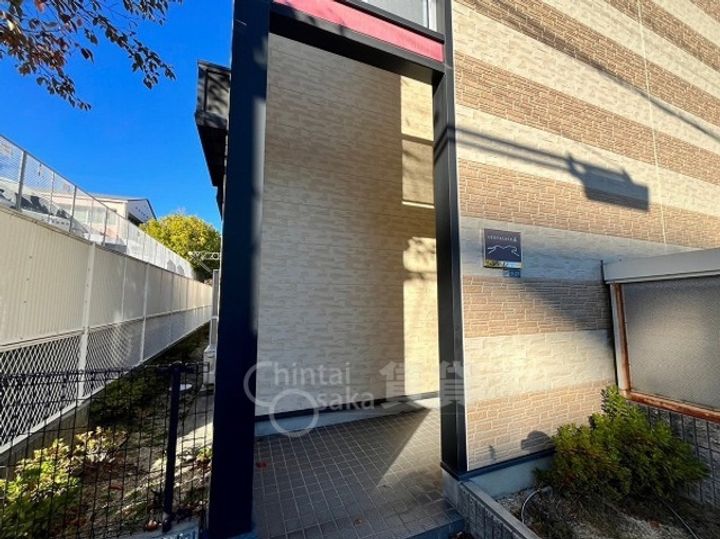 大阪府吹田市佐井寺3丁目の賃貸アパートの玄関