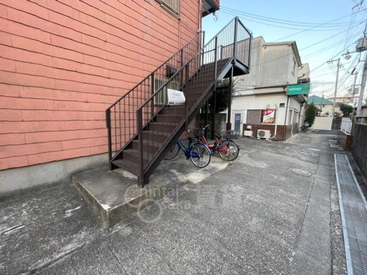ハイツ花畑の玄関
