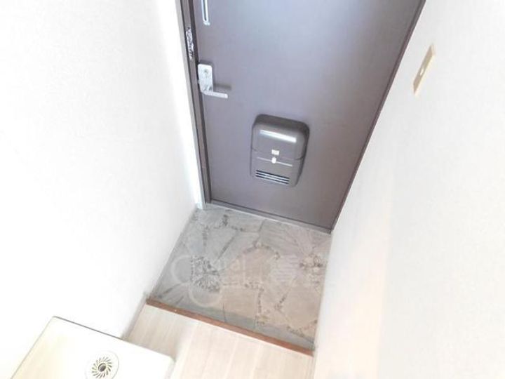 大阪府池田市八王寺1丁目の賃貸マンションの玄関