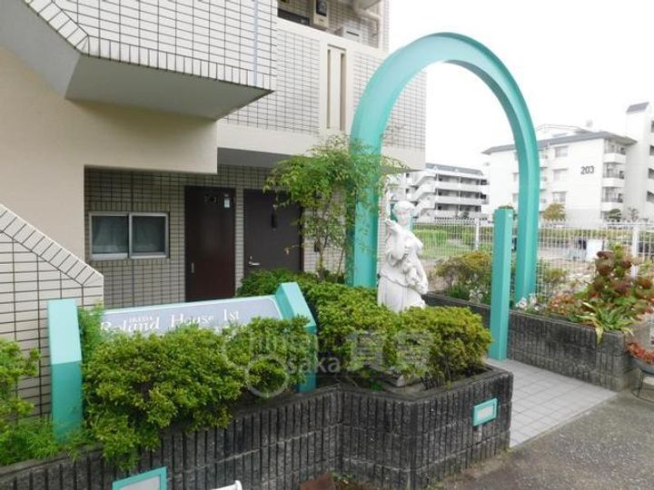 大阪府池田市八王寺1丁目の賃貸マンションの玄関