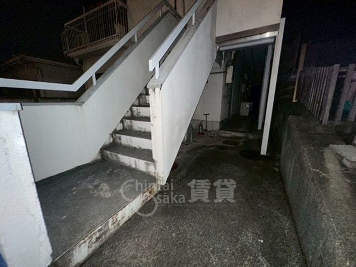大阪府豊中市刀根山元町の賃貸アパートの玄関
