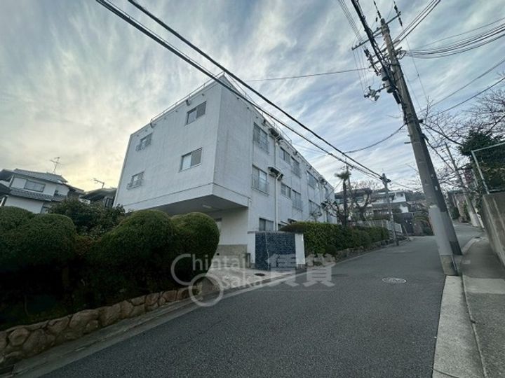 マンション雲雀丘の外観