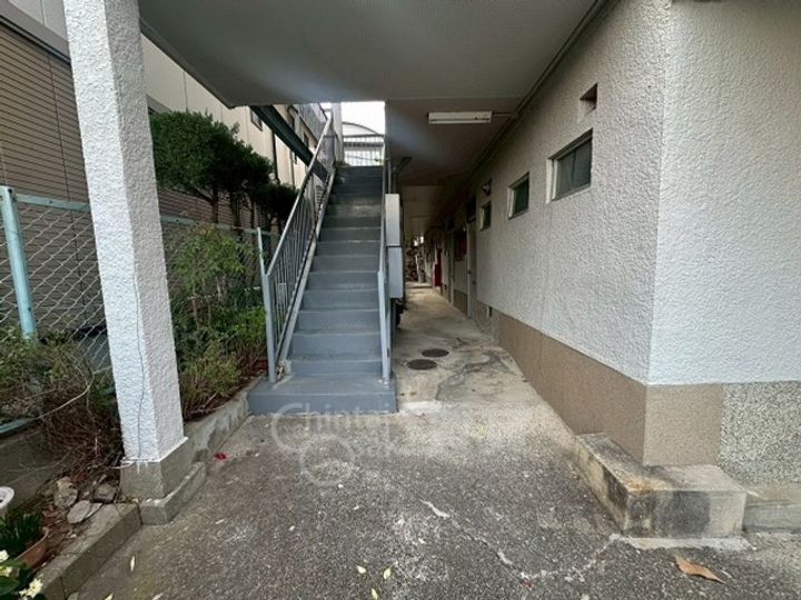 兵庫県宝塚市雲雀丘1丁目の賃貸マンションの玄関