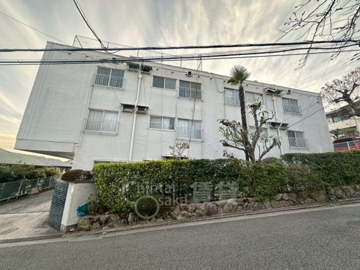 兵庫県宝塚市雲雀丘1丁目の賃貸マンションの外観