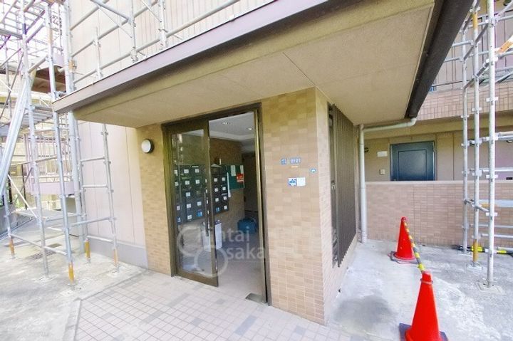 大阪府吹田市佐井寺3丁目の賃貸マンションの玄関