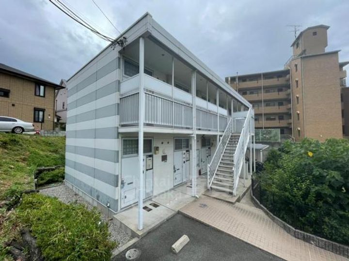 レオパレス千里山の玄関