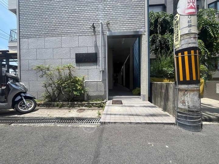 ウエダマンションの玄関