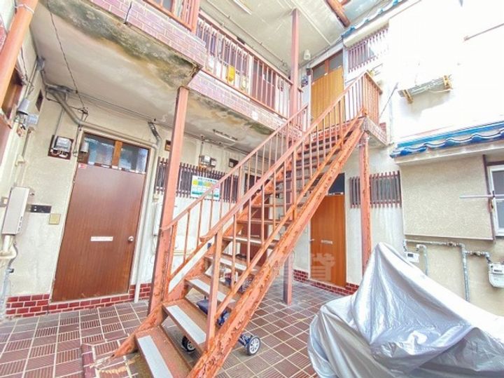 八番館の玄関