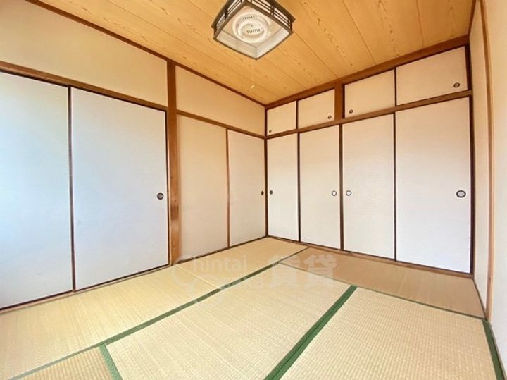 八番館の居間