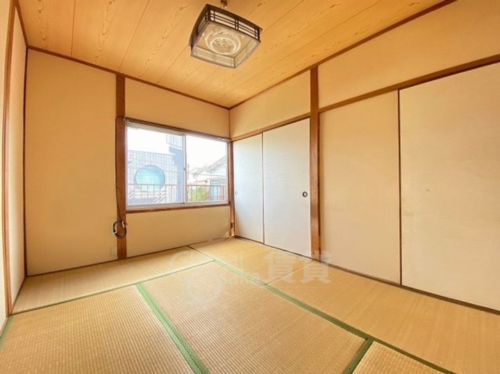八番館の居間